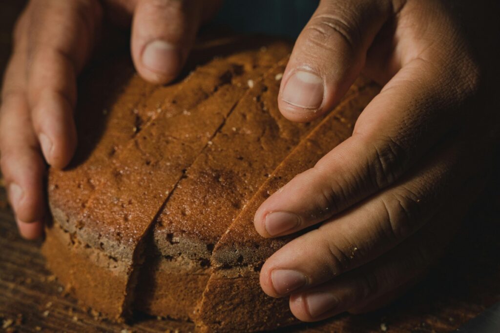 Esta imagen muestra un pan artesanal siendo dividido, con las manos de alguien sosteniéndolo. El pan tiene una textura y color ricos. Para los creadores de contenido en Perú que buscan hacer videos virales en TikTok, mostrando contenido relacionado con la gastronomía local, como este pan, aplicando los trucos de "TikTok en Perú Trucos para Hacer Videos Virales", puede ser una forma efectiva de captar la atención de una amplia audiencia y obtener más interacciones en la plataforma.