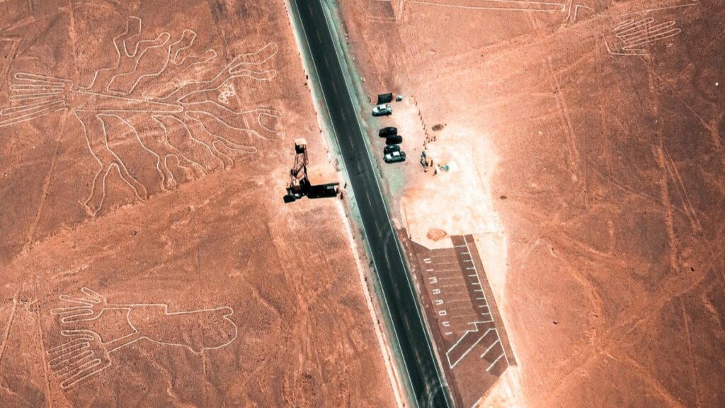 Vista aérea de las impresionantes líneas de Nazca,Perú,con una carretera que los separa."Byte App:¿Alguna vez intentó superar a TikTok?",una pregunta que resuena en el mundo de las aplicaciones de videos.