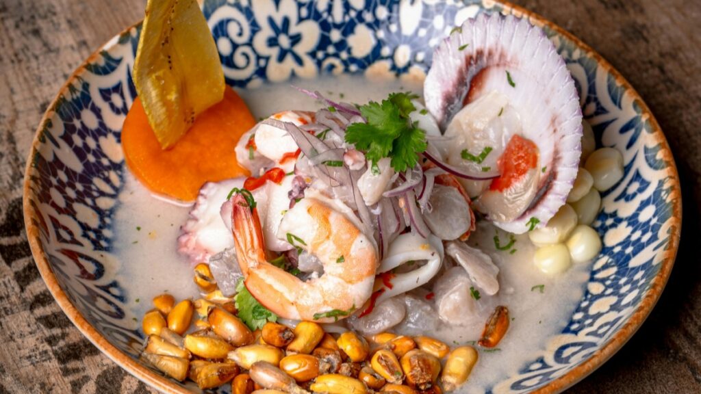 Deliciosa ceviche peruano servido en un plato decorativo,con camarones,conchas y limón.Aprenda a"Cómo generar ingresos en Bigo Live"para complementar tus placederas gastronomías.