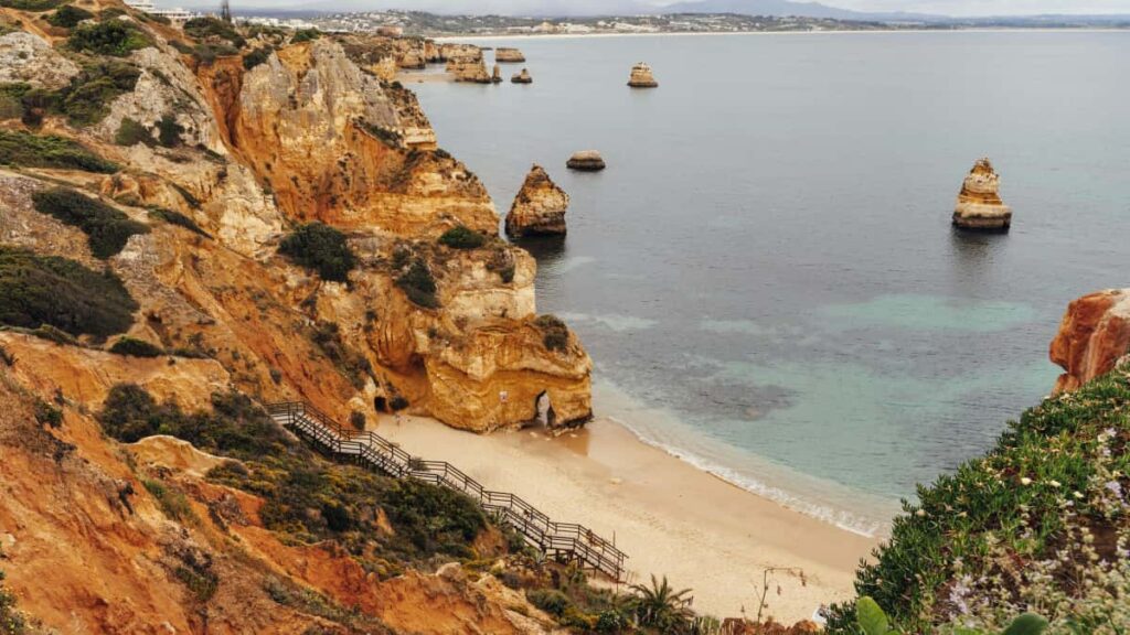 Guia practica para anunciantes peruanos sobre como localizar y contratar creadores Viber en Malta para campanas de bienestar.