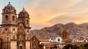 Guia practica para creadores en Peru que quieren colaborar con marcas de Tanzania en Instagram y promocionar gemas locales. Estrategias, mensajes, metricas y herramientas.
