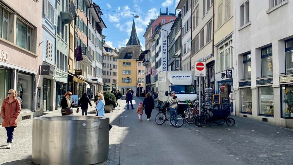 Guia practica para creadores peruanos: como encontrar, contactar y colaborar con marcas irlandesas en Roposo para crear looks con productos de marca.