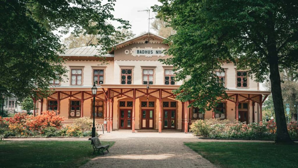 Estrategias locales para encontrar creadores de Disney Plus en Pakistan y potenciar marcas de clean beauty desde Peru.