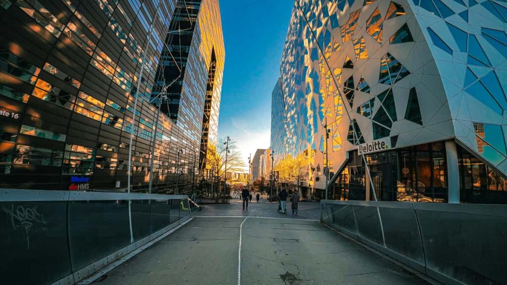 Guia practica para creadores en Peru que quieren conectar con marcas tunecinas en LinkedIn y postular a programas de embajadores: estrategia, mensajes, herramientas y riesgos.