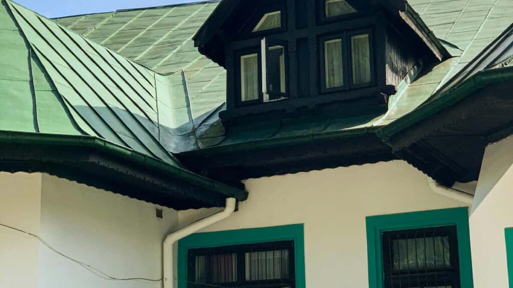 Guia practica para creadores en Peru: pasos, pitch, formatos y estrategias para contactar marcas suizas en Takatak y lograr crosspromos efectivas.