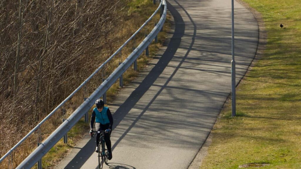 Guia practica para creadores en Peru: pasos, canales y pitching efectivo para ofrecer tutoriales de marca a empresas israelies en Line.