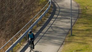 Guia practica para creadores en Peru: pasos, canales y pitching efectivo para ofrecer tutoriales de marca a empresas israelies en Line.