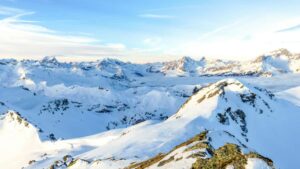 Guia practica para anunciantes en Peru sobre como localizar y colaborar con creadores chilenos activos en HBO Max y plataformas sociales para llegar a fans de musica.