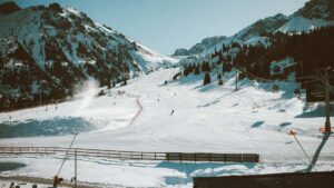 Guia practica para creadores de Peru: tacticas locales, pitch efectivo y canales para lograr que marcas paraguayas destaquen artistas emergentes en YouTube.